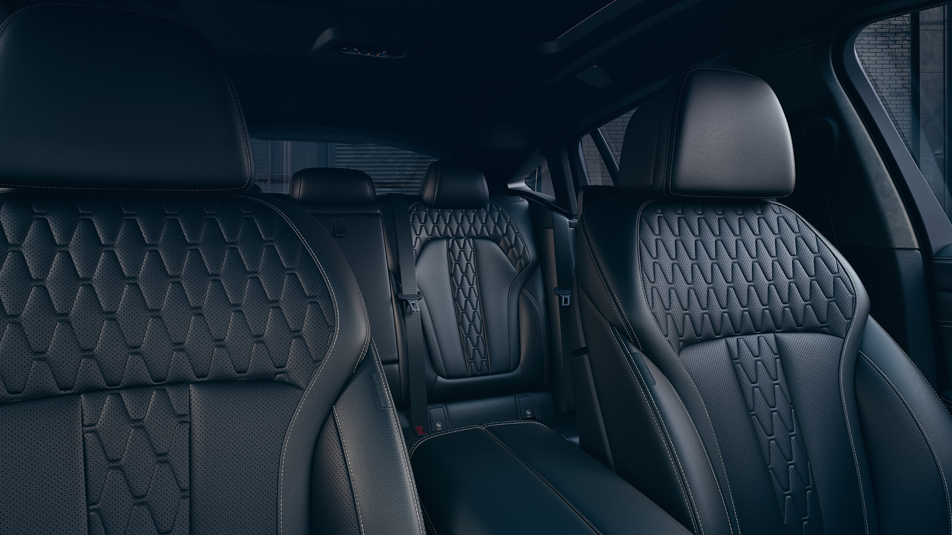Спортивные сиденья моделей BMW X6 M50i и M50d Интерьер моделей BMW X6 M50i и M50d с акцентом на спортивные сиденья