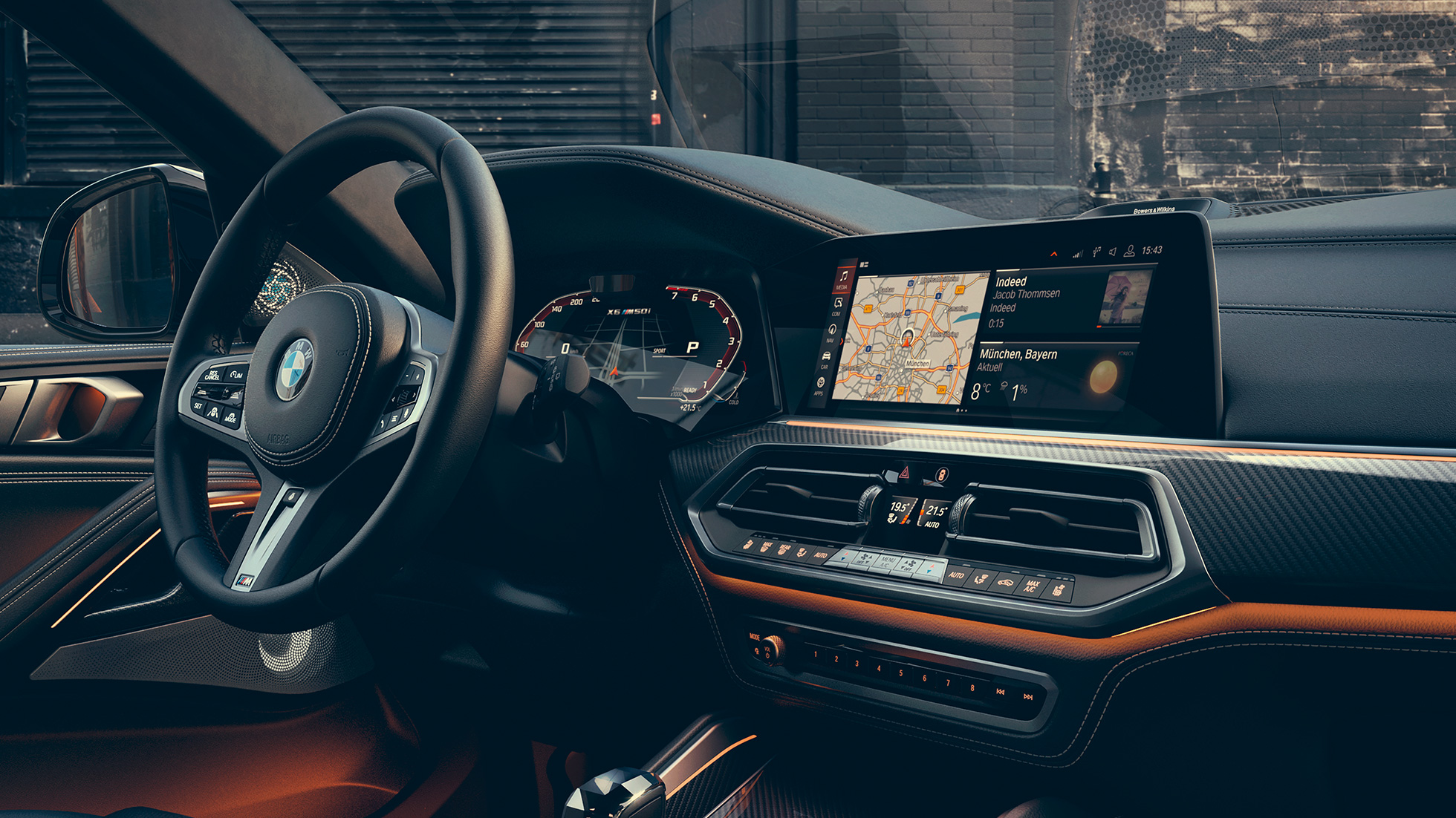 BMW X6 M50i, место водителя BMW X6 M50i, ориентированный на водителя кокпит