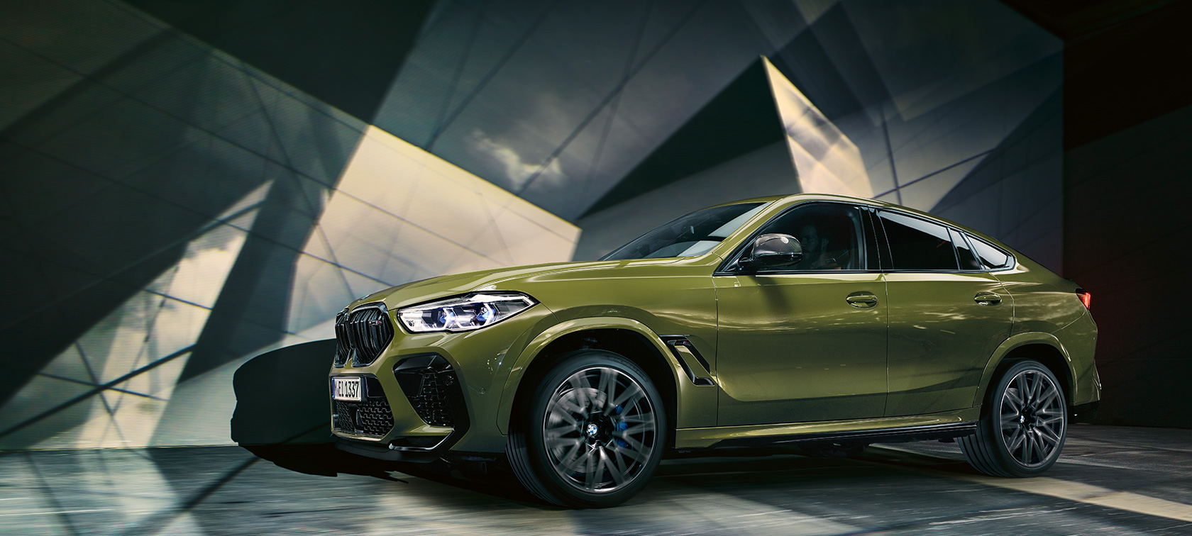 Новые автомобили BMW X6 M Новые автомобили BMW X6 M, специальное лакокрасочное покрытие зеленого цвета Urban из линейки BMW Individual, F96 2020 МГ