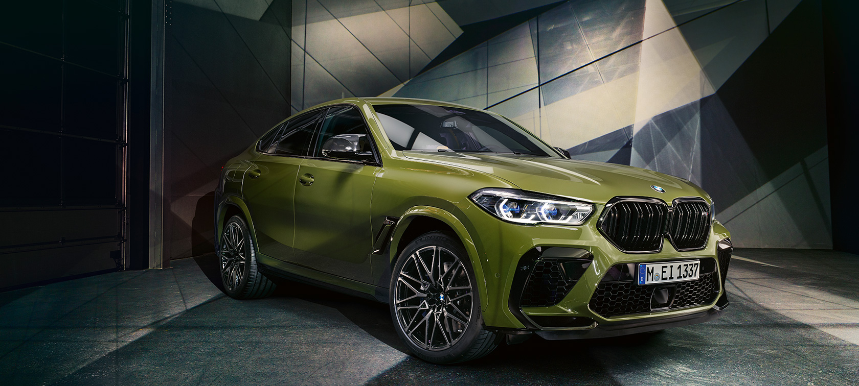 BMW X6 M Competition, вид сбоку BMW X6 M Competition F96 2020 МГ, специальное лакокрасочное покрытие зеленого цвета Urban из линейки BMW Individual, SUV, вид сбоку
