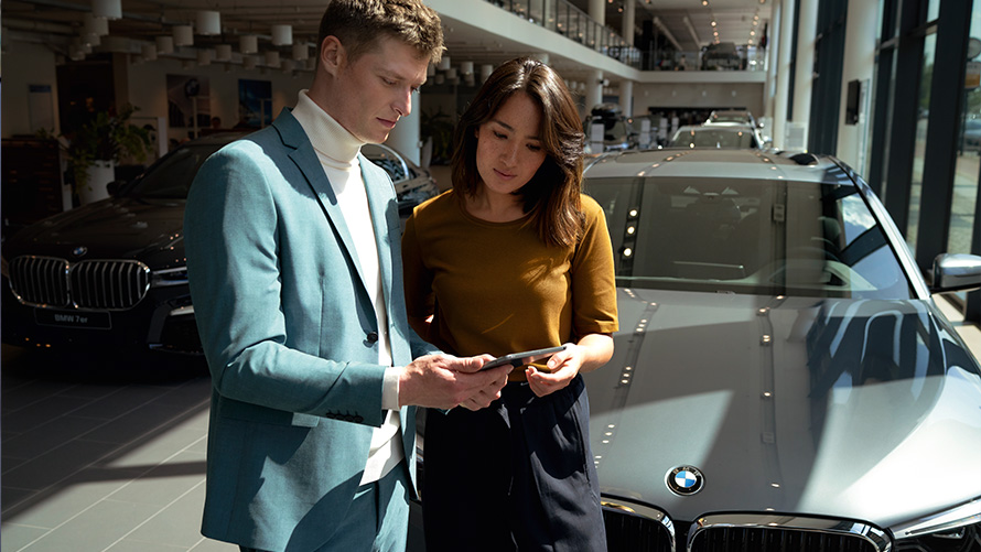 BMW iX3 G08 2021, работник салона приветствует клиента