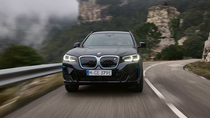 BMW iX3 G08 2021 М цвета Carbon Black, вид сбоку при езде