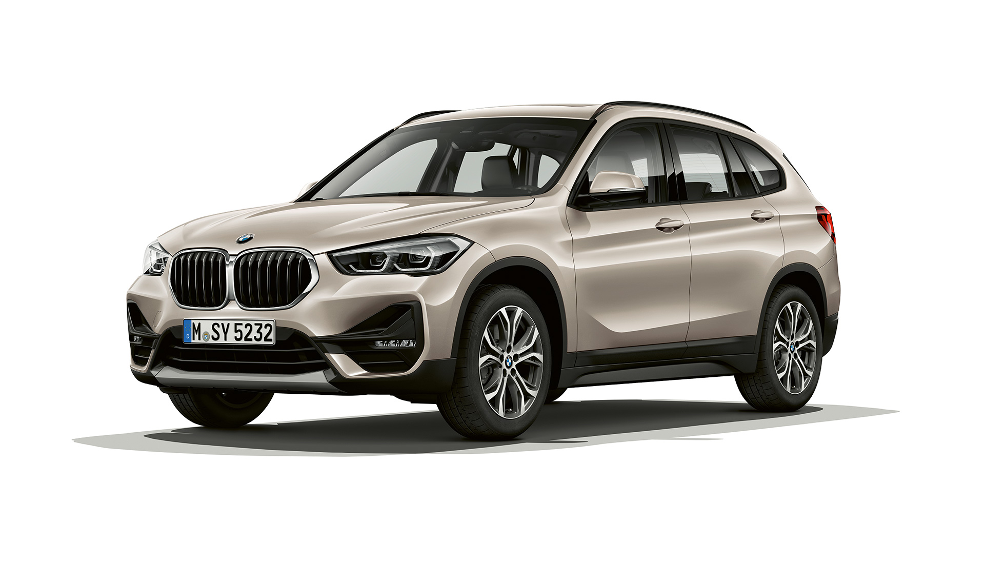 BMW X1, модель Advantage, снимок спереди с поворотом в три четверти BMW X1, модель Advantage, студийный снимок спереди с поворотом в три четверти