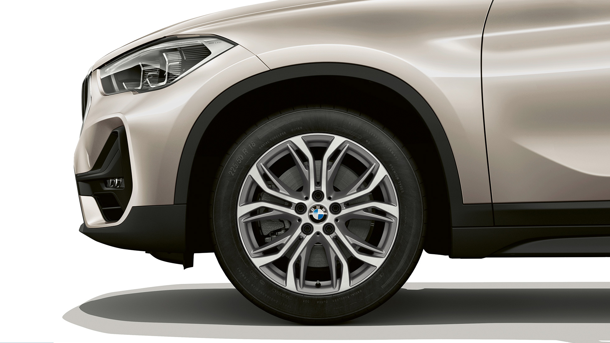 BMW X1, модель Advantage, легкосплавные диски BMW X1, модель Advantage, вид сбоку с крупным планом на легкосплавные диски