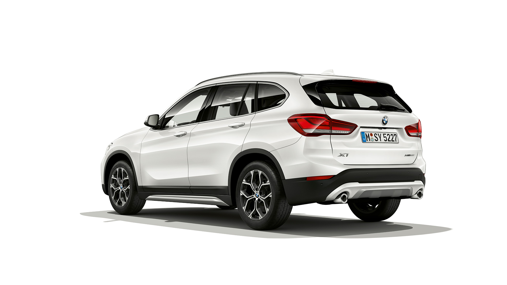 BMW X1, модель xLine, снимок сзади с поворотом в три четверти BMW X1, модель Advantage, студийный снимок сзади с поворотом в три четверти