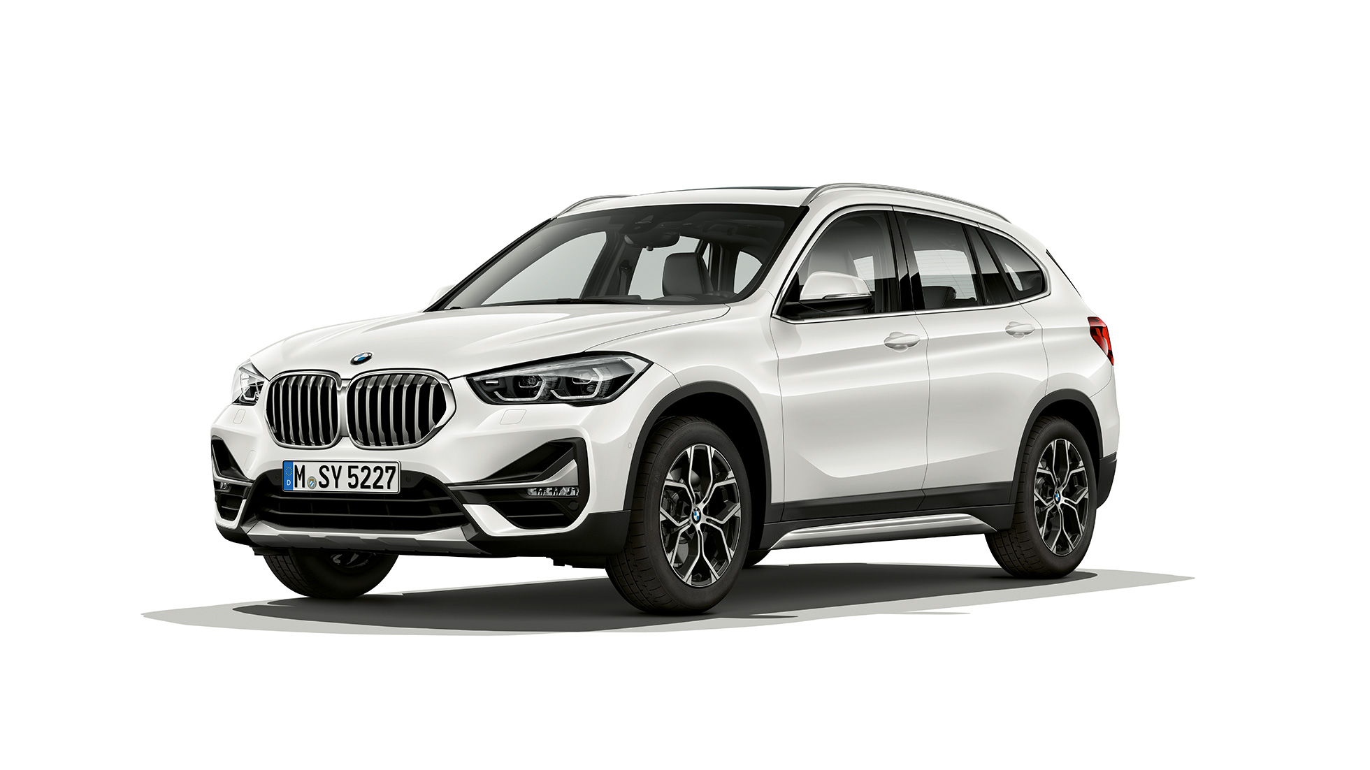 BMW X1, модель xLine, снимок спереди с поворотом в три четверти BMW X1, модель xLine, студийный снимок спереди с поворотом в три четверти