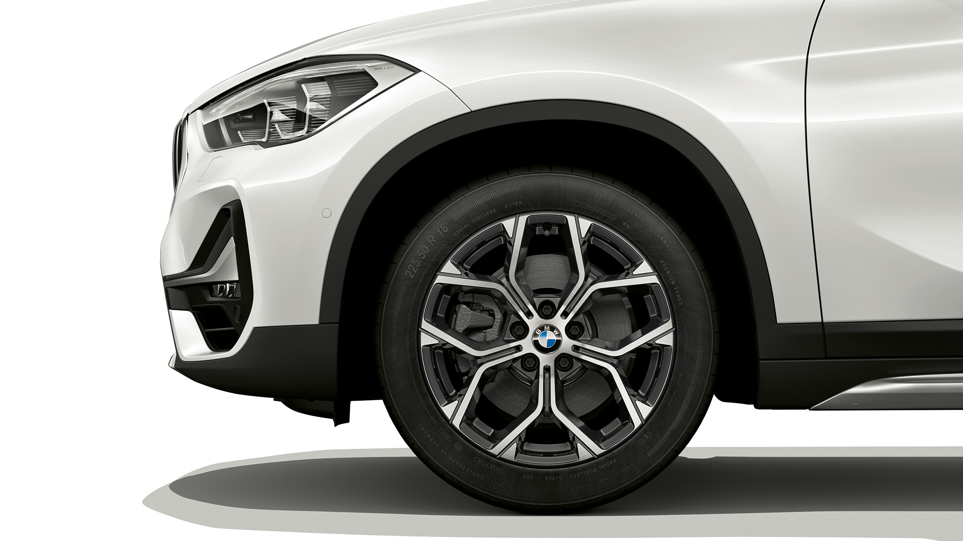 BMW X1, модель xLIne, легкосплавные диски BMW X1, модель xLIne, вид сбоку с крупным планом на легкосплавные диски