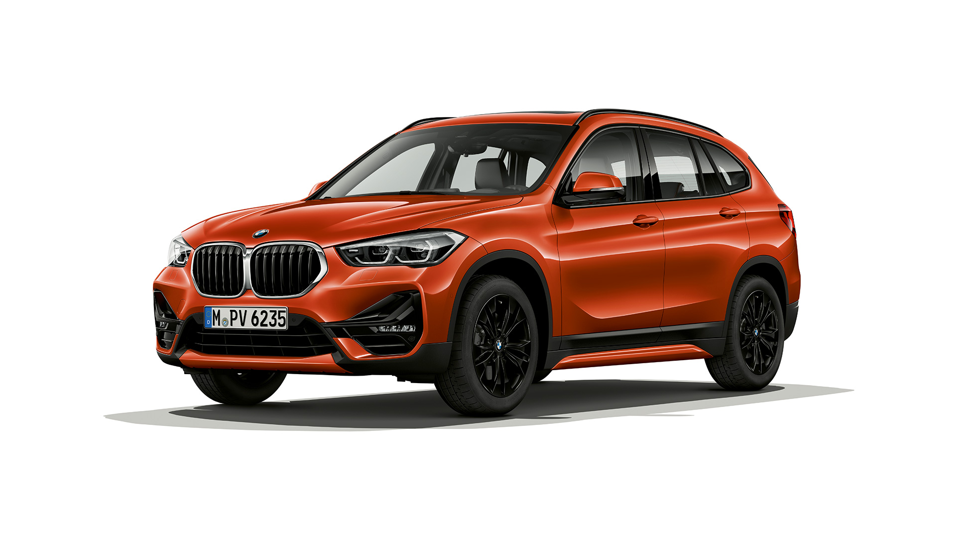 BMW X1, модель Sport Line, снимок спереди с поворотом в три четверти BMW X1, модель Sport Line, студийный снимок спереди с поворотом в три четверти