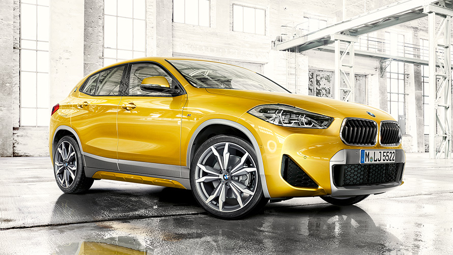 BMW X2 F39 2020 "Серый Бруклин", вид спереди в три четверти, двойная решетка радиатора