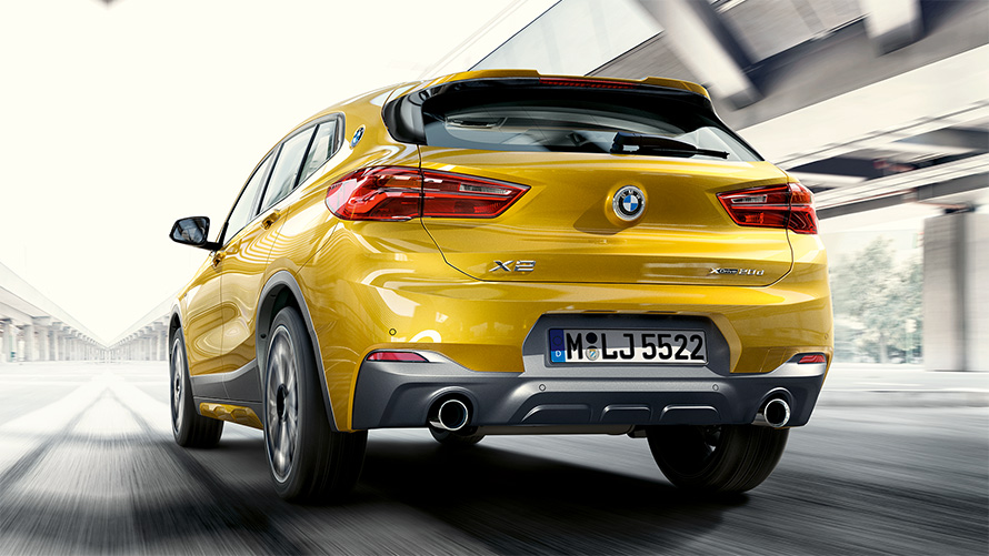 BMW X2 F39 2020 "Серый Бруклин", вид сзади в три четверти