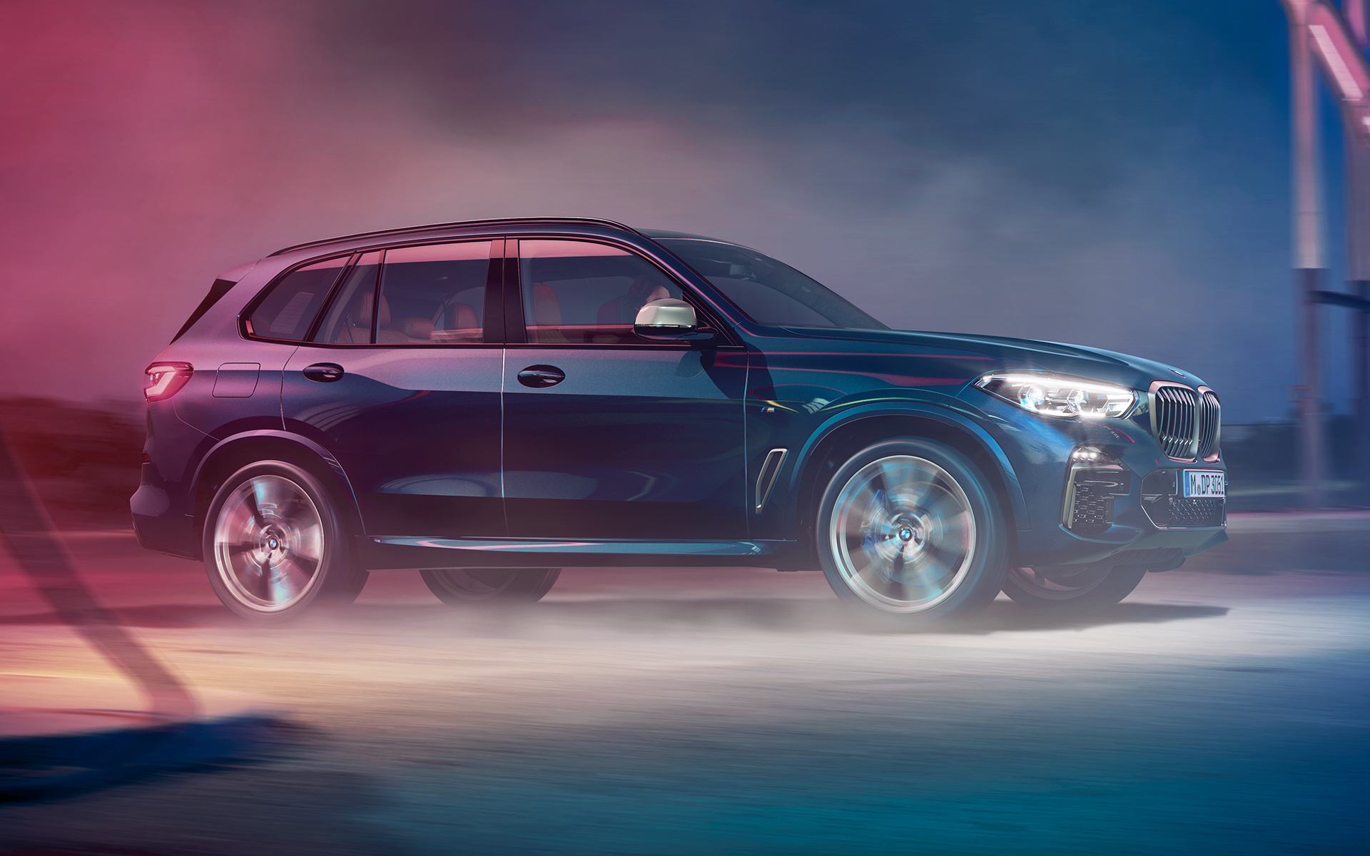 BMW X5 M50d в движении BMW X5 M50d в движении в ночном городе