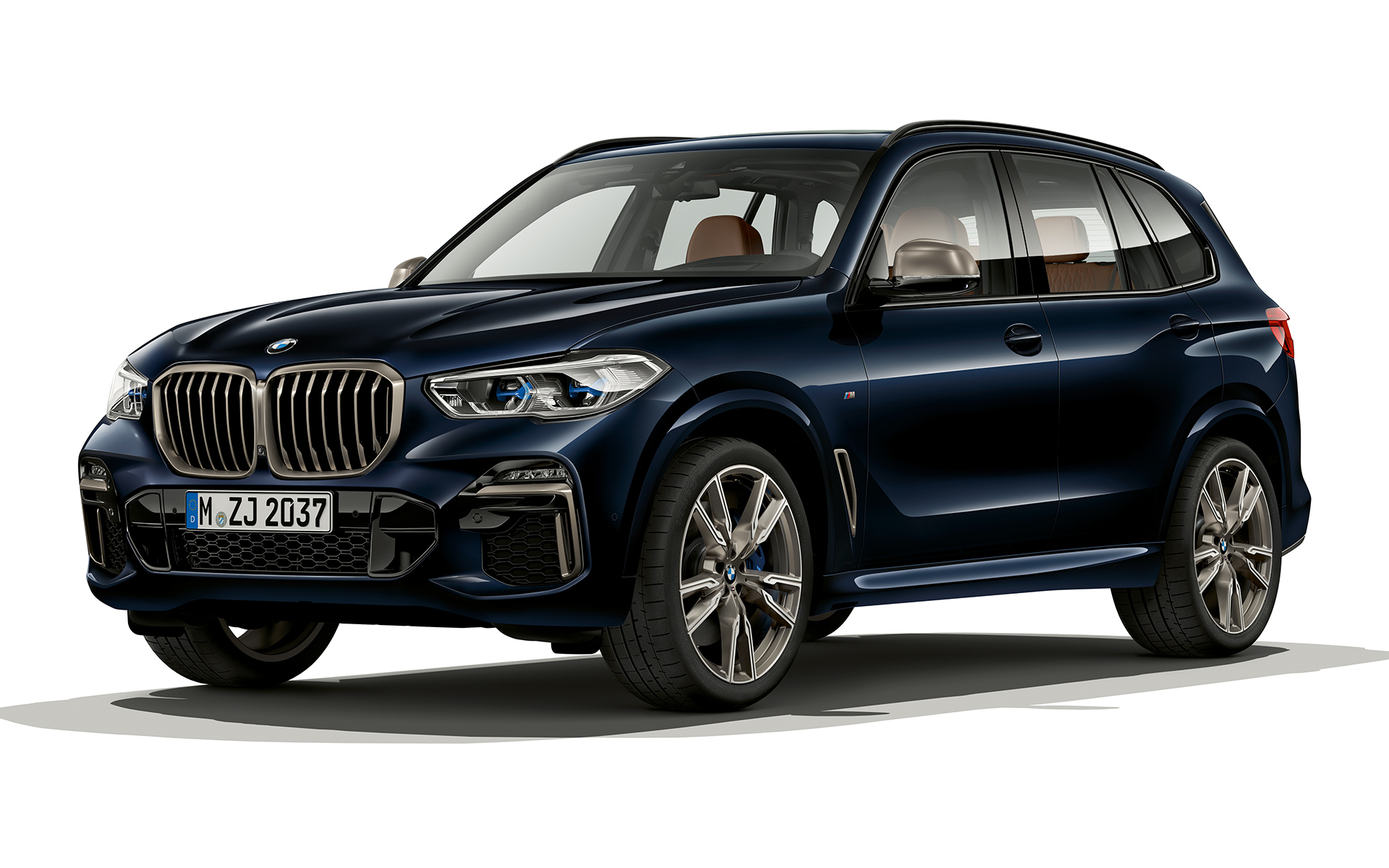 BMW X5 M50d: вид спереди BMW X5 M50d в ночное время: вид спереди