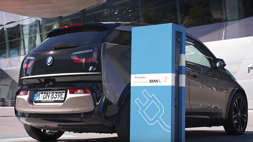 BMW i3 на зарядной станции BMW i3 на зарядной станции, вид на три четверти сзади