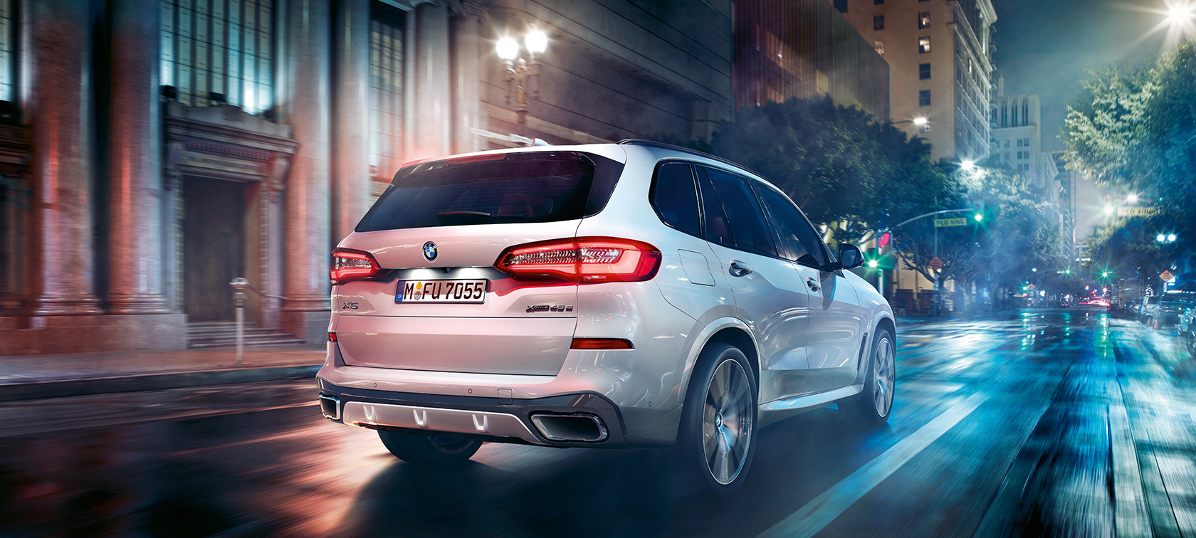 BMW X5, вид сзаду на три чверти в движении BMW X5 G05 2018 Mineral White металик, вид сзаду на три чверти в движении