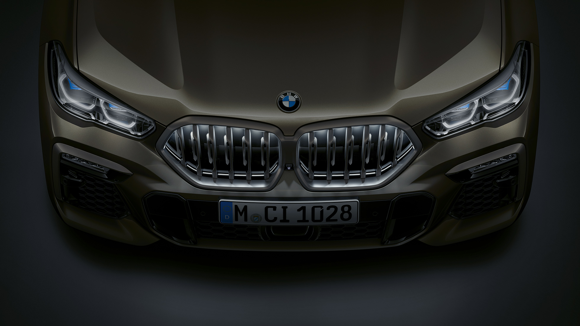 BMW X6, вид спереди. Вид спереди на BMW X6 с решеткой радиатора BMW ‘Iconic Glow’ с высоты птичьего полета.