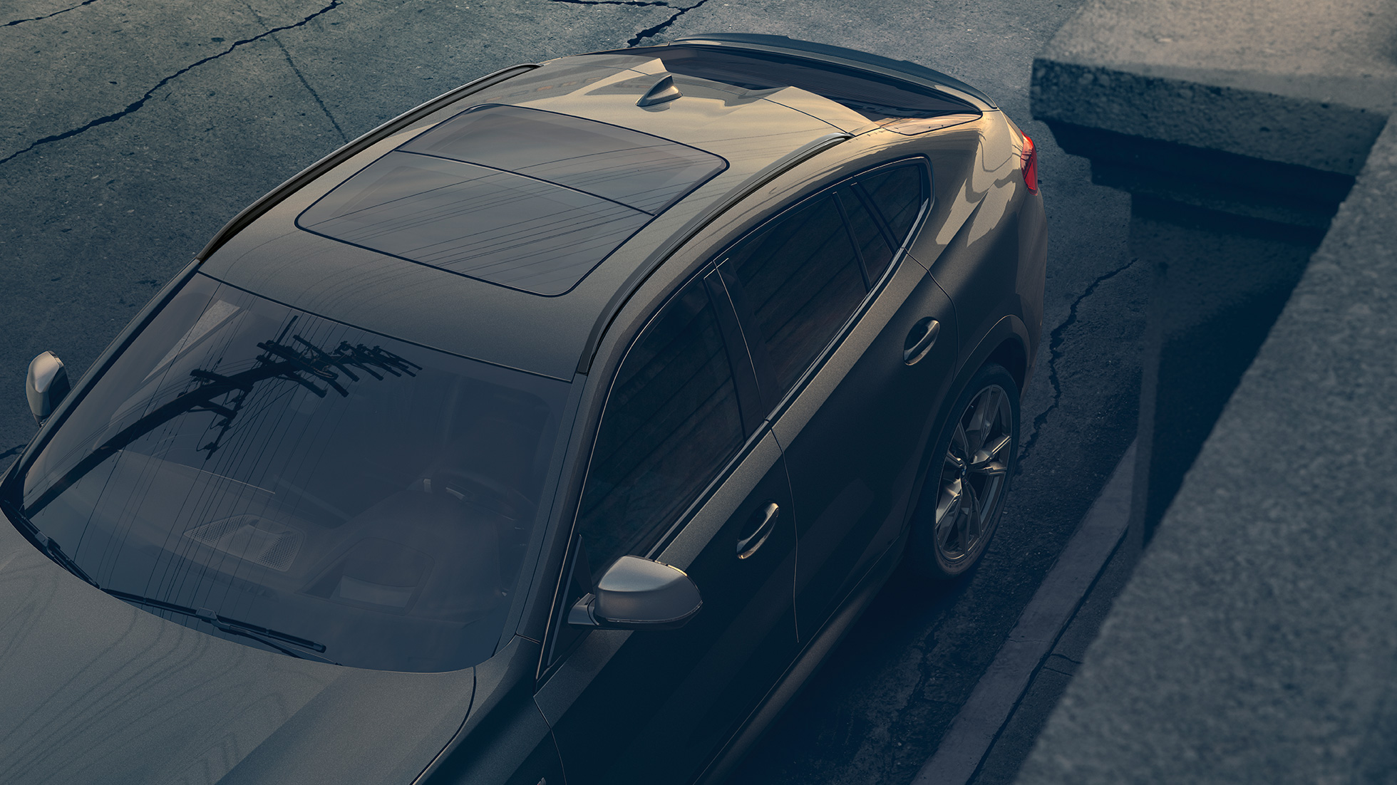 Стеклянная крыша BMW X6 Panorama Sky Lounge. Крупным планом вид на стеклянную крышу BMW X6 Panorama Sky Lounge.