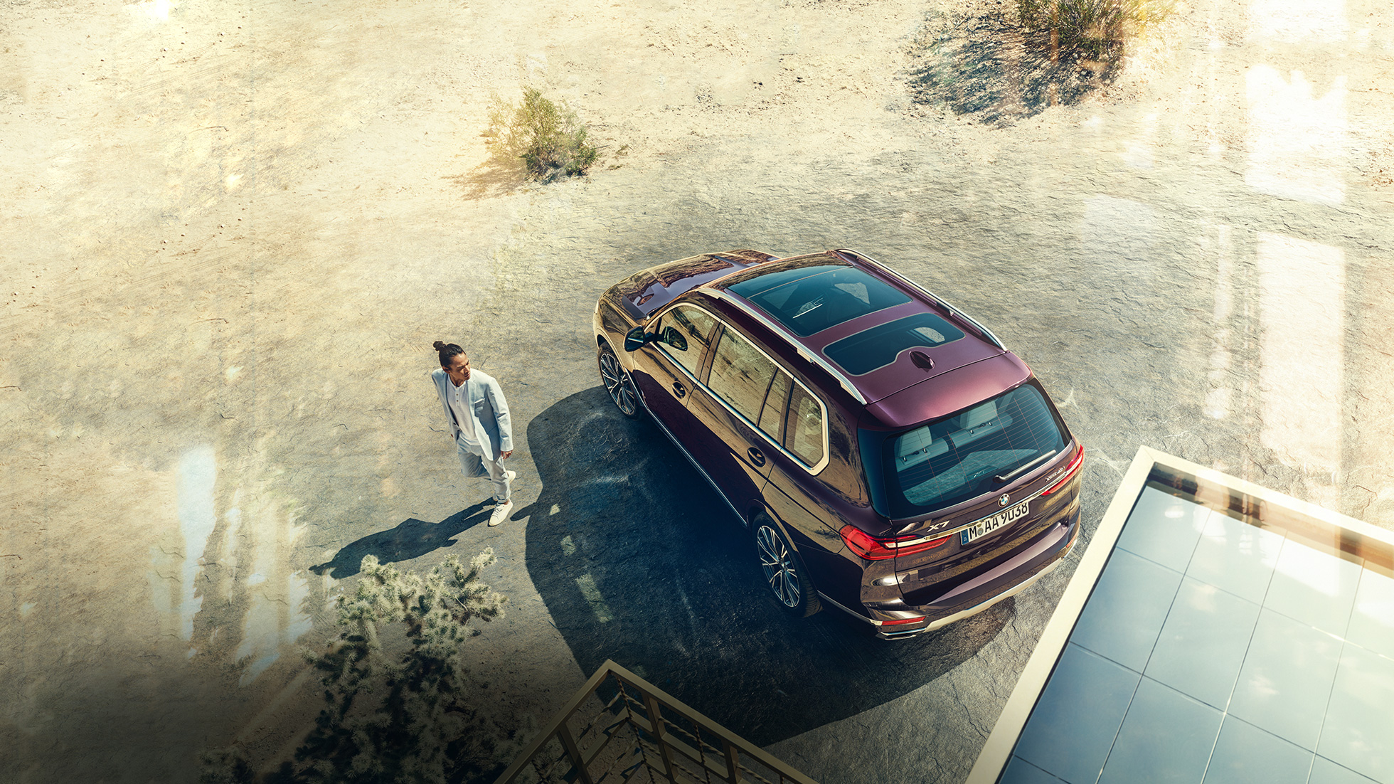 BMW Individual X7 xDrive40i, бічна перспектива BMW X7 в Ametrin Metallic, що стоїть з бокової перспективи