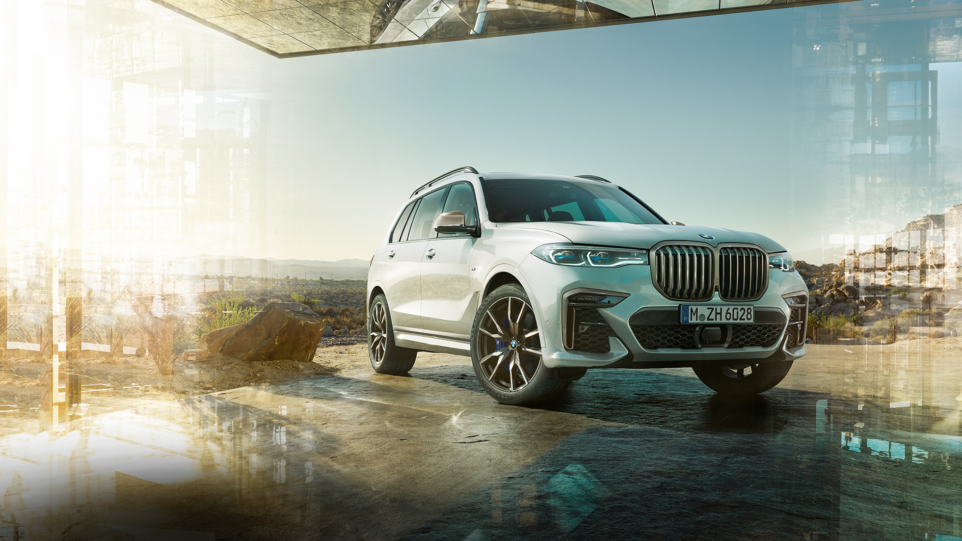 BMW X7 M50d: вид спереди три четверти BMW X7 M50d: стоя, белый BMW X7 вид спереди три четверти