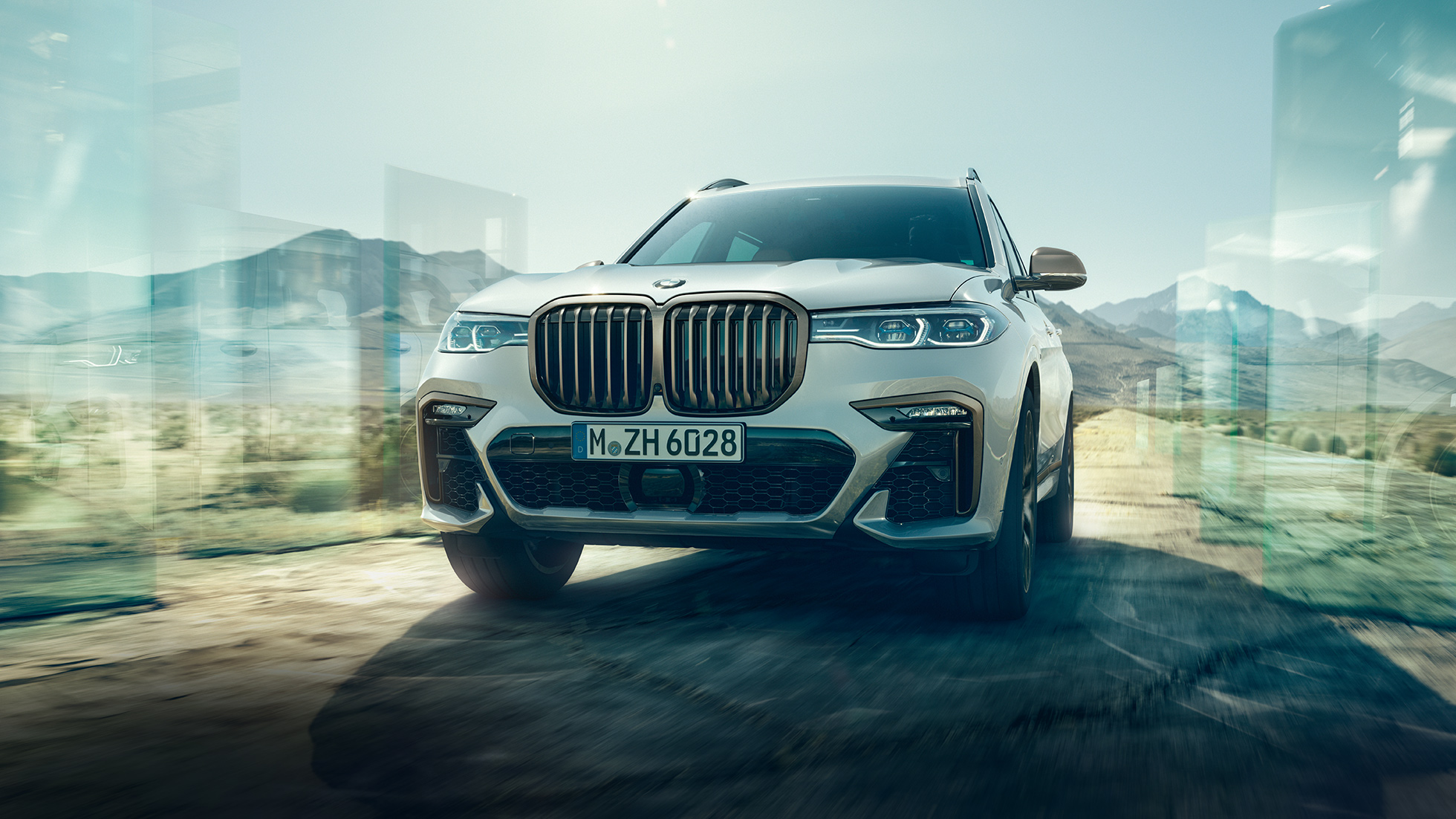 BMW X7 M50d: низькорівневий знімок вождения BMW X7 M50d: похилий низькорівневий знімок вождения, білий BMW X7
