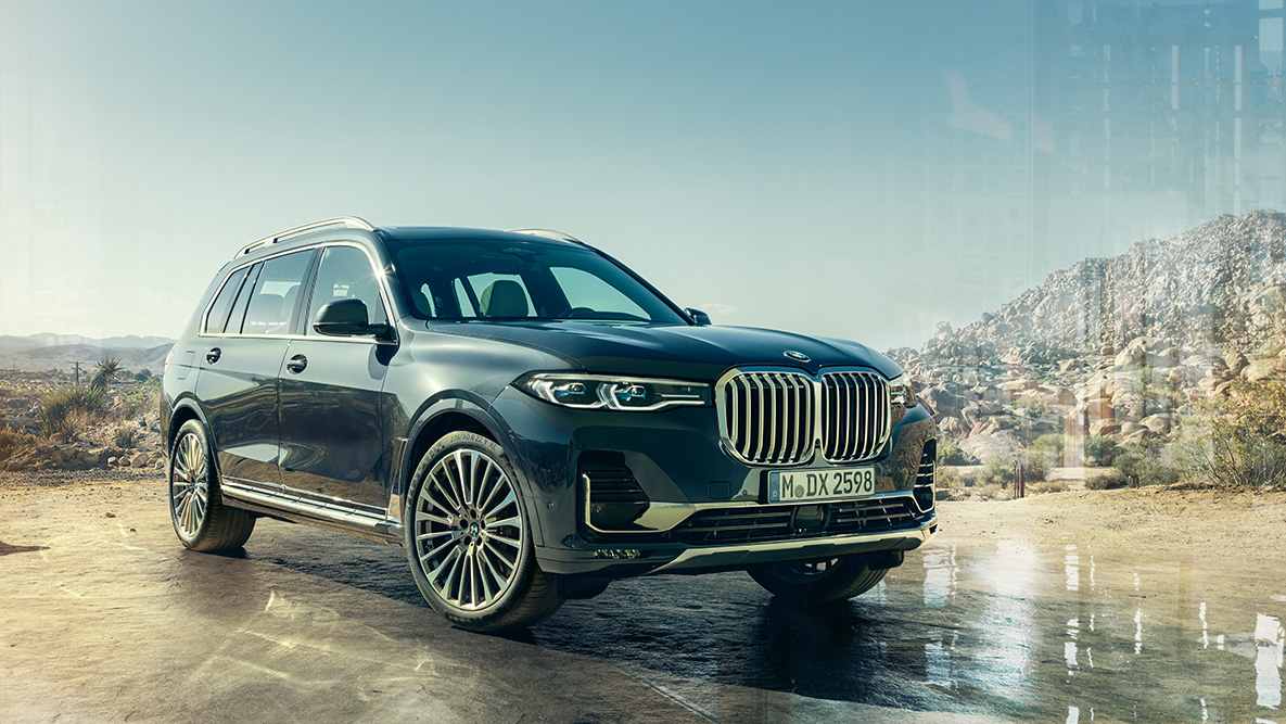 BMW X7 внешний вид, вид спереди три четверти BMW X7 зовнішній вигляд: вид спереду три чверті на фоні пустелі