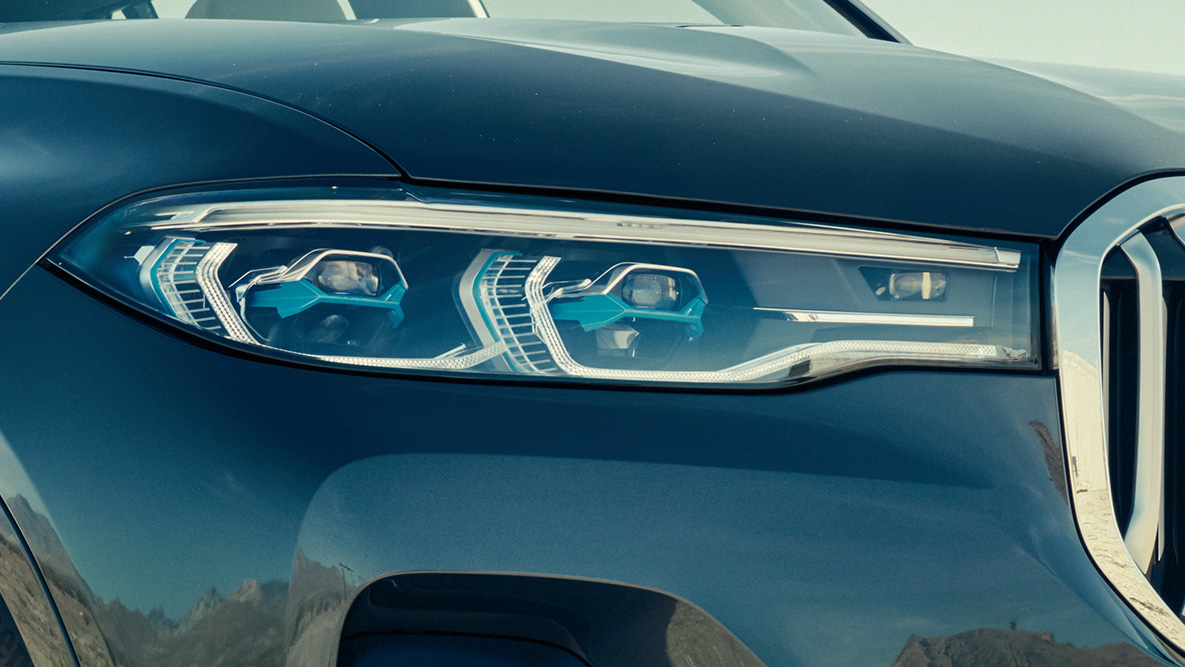 BMW laser light BMW laser light: крупний план передньої частини BMW X7 в виді три чверті
