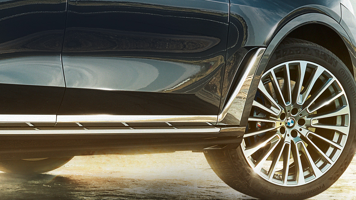 Air Breather BMW X7 Air Breather: BMW X7 под наклоном со стороны на фоне пустыни