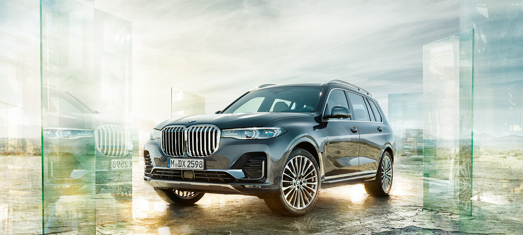 BMW X7, вид спереди три четверти BMW X7 в виде спереди три четверти на фоне пустыни