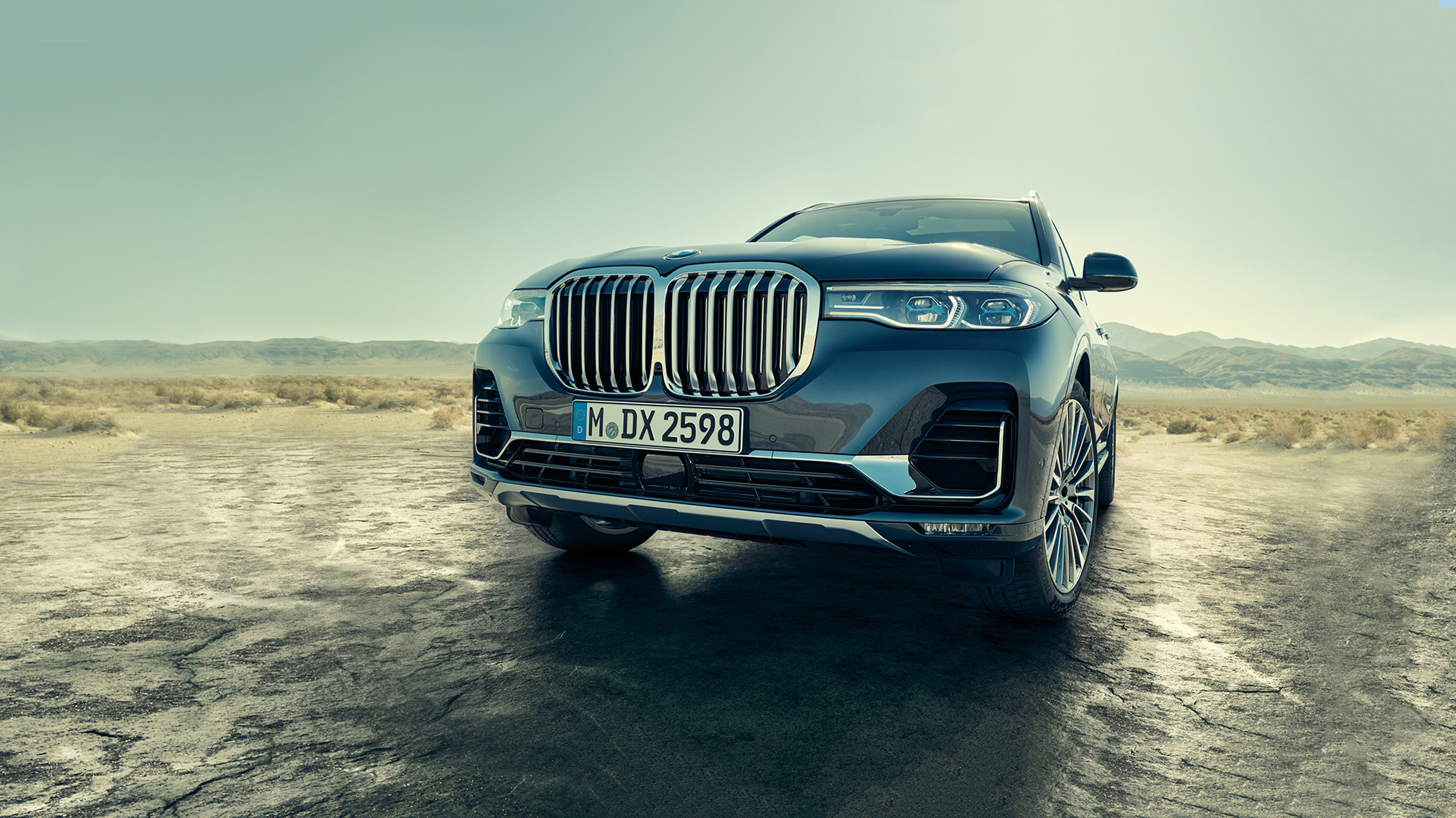 BMW X7 зовнішній вигляд: похилий низькорівневий знімок BMW X7 зовнішній вигляд: похилий низькорівневий знімок передньої частини