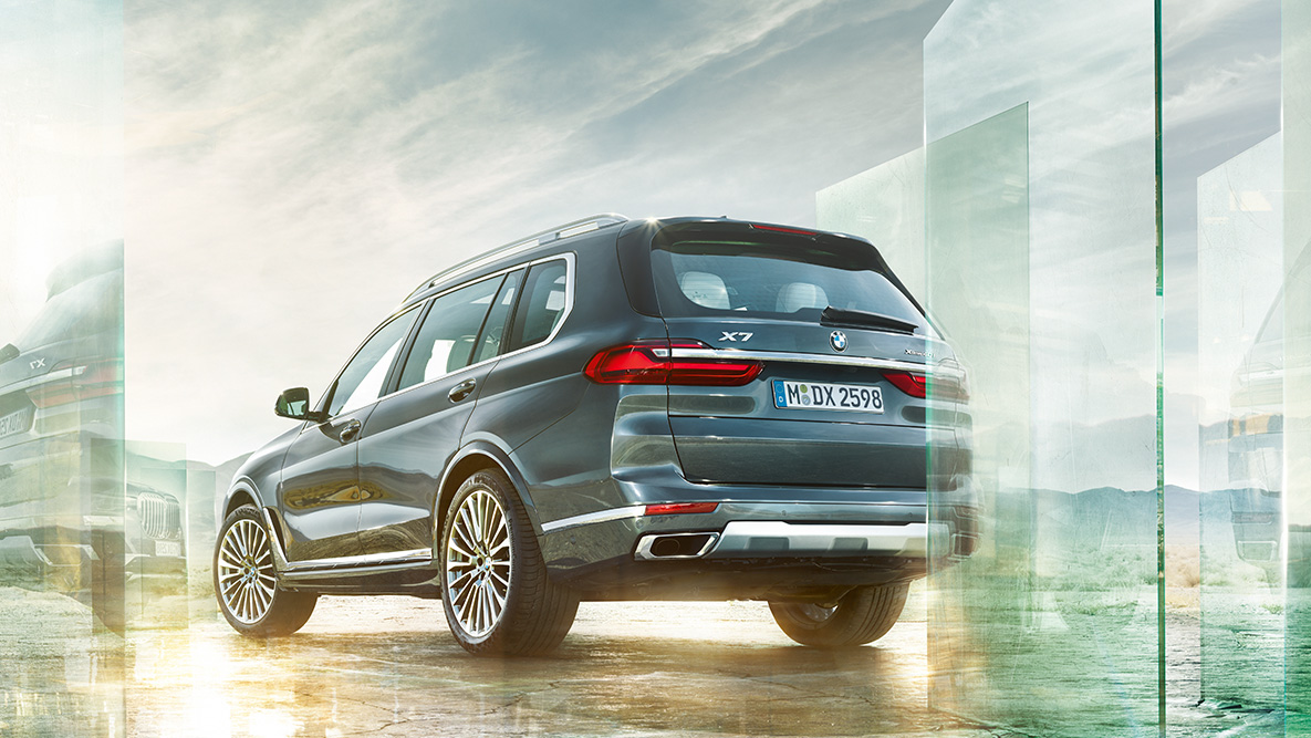 BMW X7 Комфорт і динаміка руху BMW X7 вид ззаду на абстрактному тлі