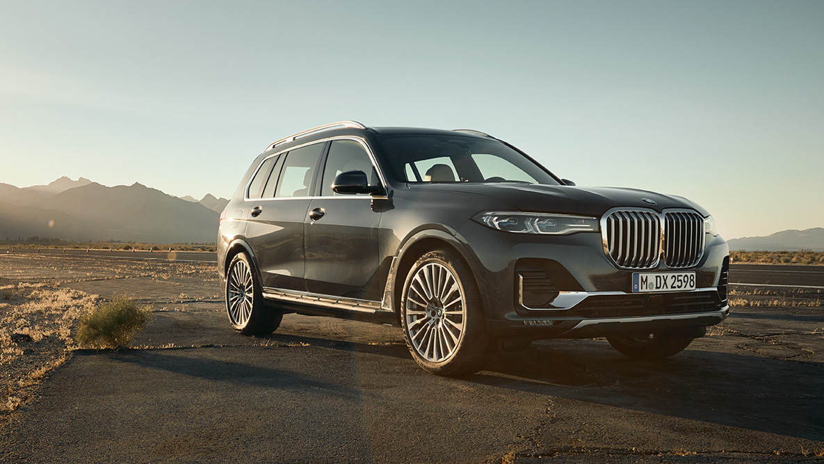 Executive Drive Pro Executive Drive Pro: BMW X7 вид спереду три чверті, на фоні пустелі