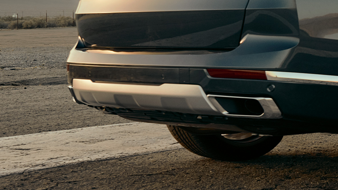 Спортивна вихлопна система М Крупний план задньої частини BMW X7 з фокусом на спортивну вихлопну систему M