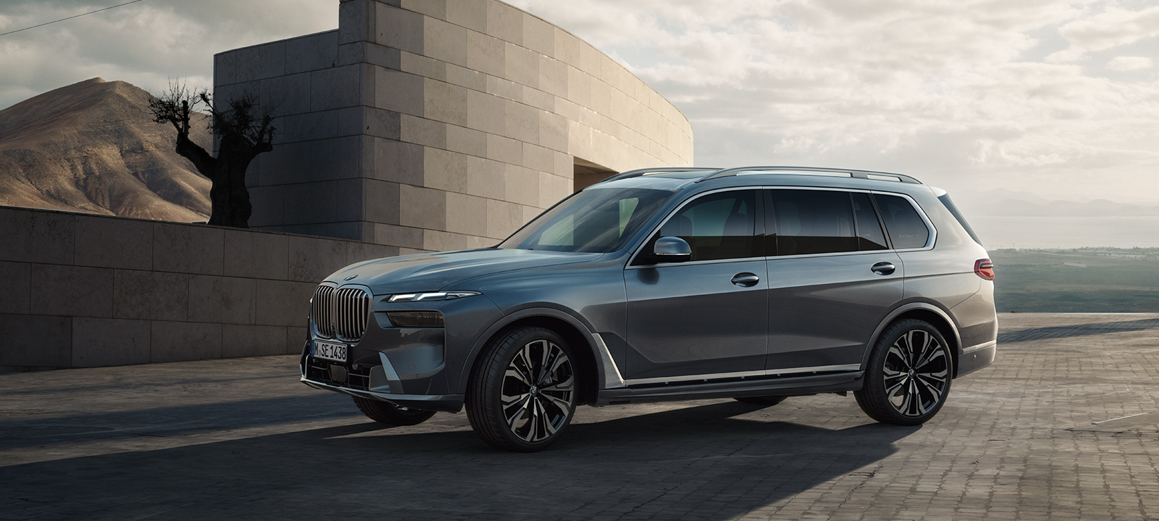 BMW X7 G07 LCI окраска кузова медно-серый металлик (Sparkling Copper Grey metallic), 7/8 вид сбоку BMW X7 G07 LCI окраска кузова медно-серый металлик (Sparkling Copper Grey metallic), 7/8 вид сбоку (в статике)