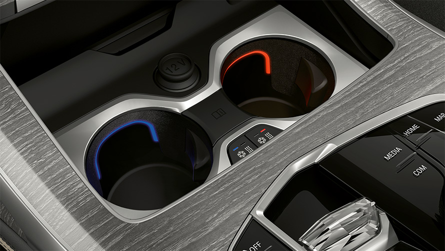 Комфорт-пакет BMW X7 G07 LCI, передний подстаканник крупным планом