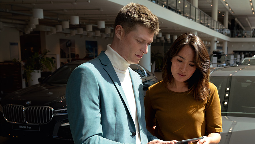 Сотрудник BMW консультирует клиента Сотрудник BMW консультирует клиента