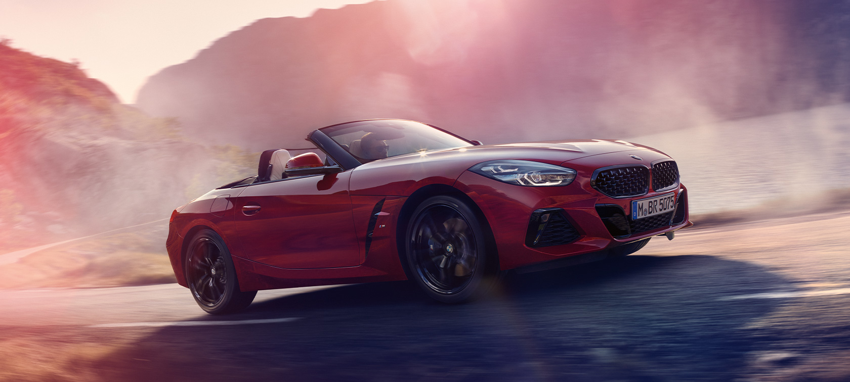 BMW Z4 M40i Roadster (G29) вид сбоку с поворотом в три четверти, в движении BMW Z4 M40i Roadster (G29) вид сбоку с поворотом в три четверти, в движении