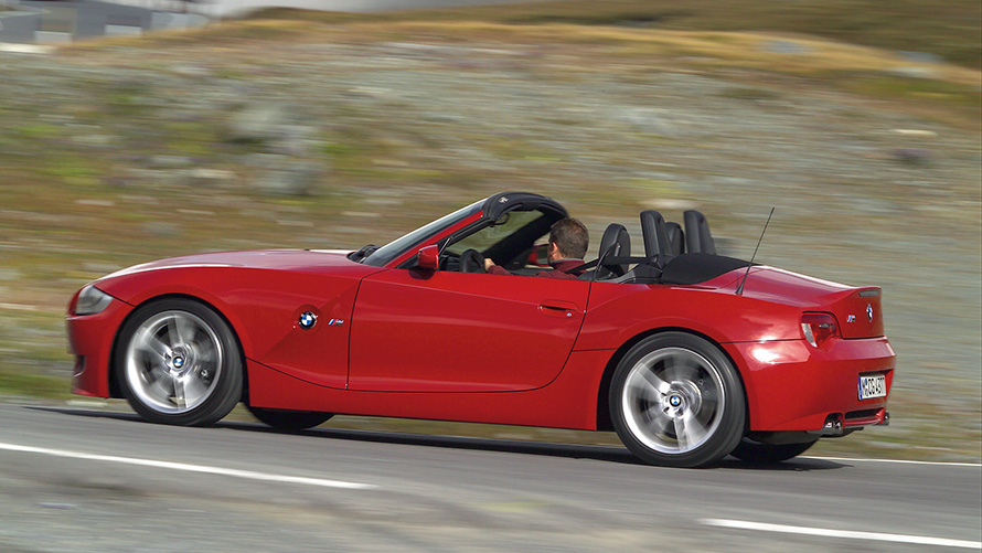 BMW Z4 Roadster (E85) вид сбоку 7/8, в движении BMW Z4 Roadster (E85) вид сбоку 7/8, в движении