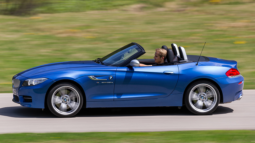 BMW Z4 Roadster (E89) вид сбоку, в движении BMW Z4 Roadster (E89) вид сбоку, в движении