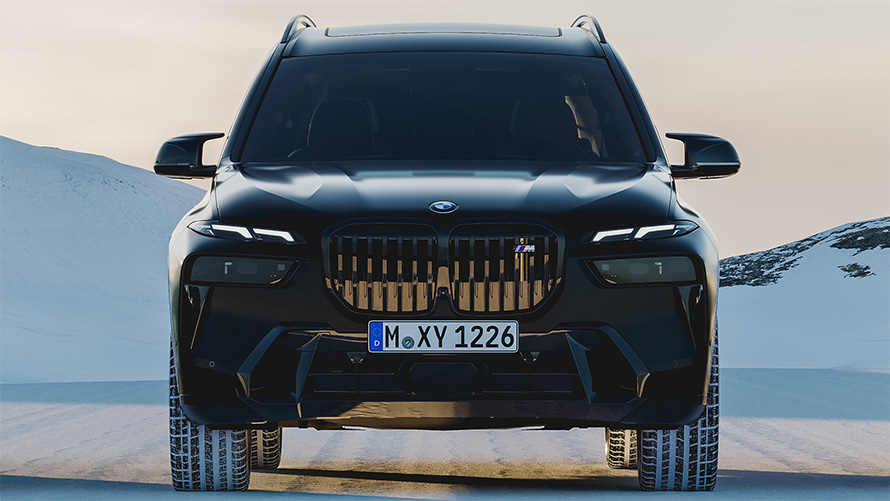BMW X7 G07, цвет кузова BMW Individual Морозный Черный, вид спереди, припаркован на снегу