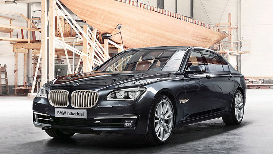 BMW 760Li xDrive Sterling ROBBE &amp; BERKING &ndash; BMW Individual F01 2013, вид спереди в три четверти перед яхтой в ангаре