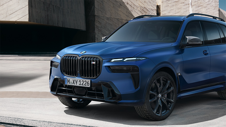 BMW X7 M60i xDrive G07 LCI BMW Individual Frozen Marina Bay Blue metallic, вид сбоку с поворотом в три четверти