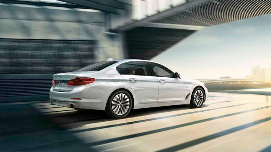 Белый BMW 5 серии Sedan (G30) 2020 с технологией Mild Hybrid в движении