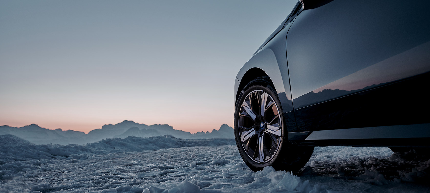 BMW i4 (G26 BEV), оснащенный оригинальными комплектами колес BMW на мокрой дороге BMW i4 (G26 BEV), оснащенный оригинальными комплектами колес BMW на мокрой дороге