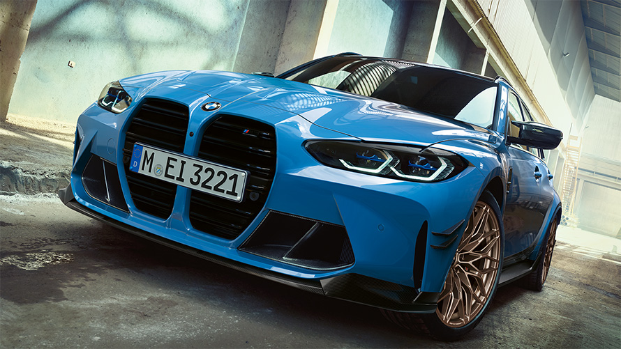 BMW M3 Touring G81, аксессуары BMW M Performance, вид спереди в три четверти в движении