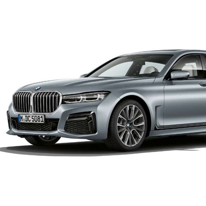 BMW 7 серии Седан серого цвета с пакетом M Sport: вид спереди с поворотом в три четверти