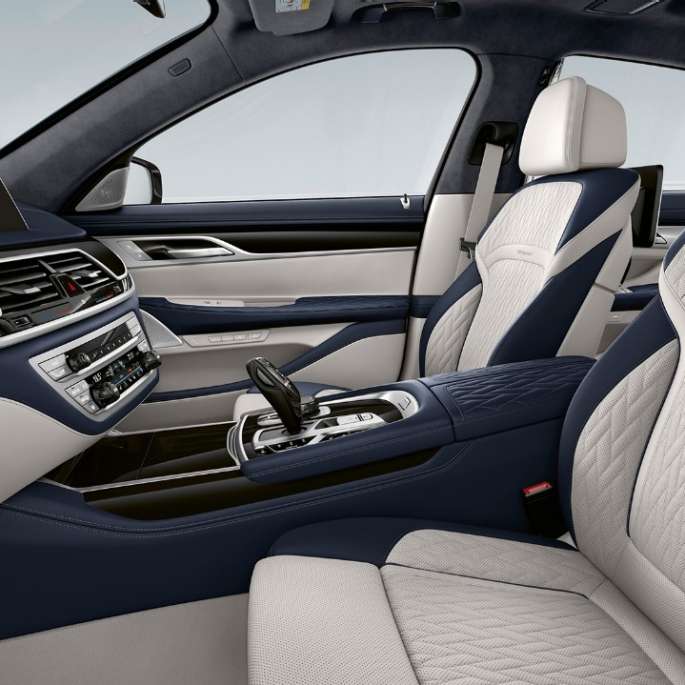 BMW 7 серии Седан с пакетом M Sport: обивка кожей Dakota черного цвета
