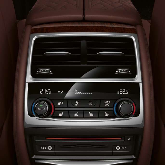BMW 7 серии Седан с пакетом M Sport: система климат-контроля крупным планом