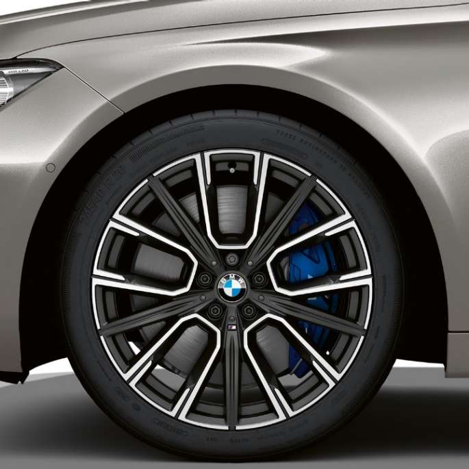 BMW 7 серии Седан с пакетом M Sport: колесные диски крупным планом