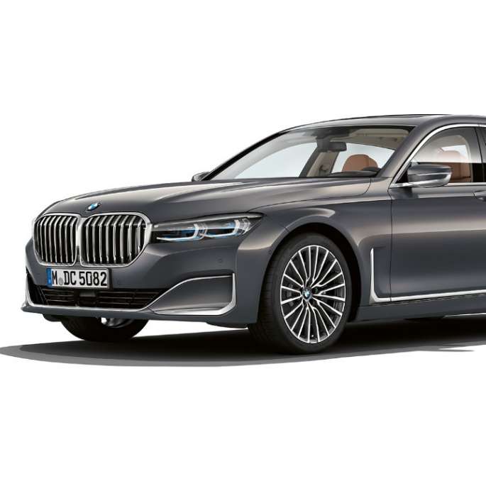 BMW 7 серии Седан серого цвета с дизайном Pure Excellence: вид спереди с поворотом в три четверти