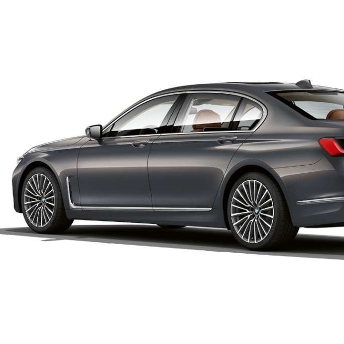 BMW 7 серии Седан серого цвета с дизайном Pure Excellence: вид сзади с поворотом в три четверти
