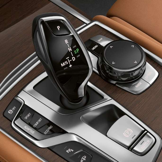 Седан BMW 7 с дизайном Pure Excellence: крупный план рычага селектора